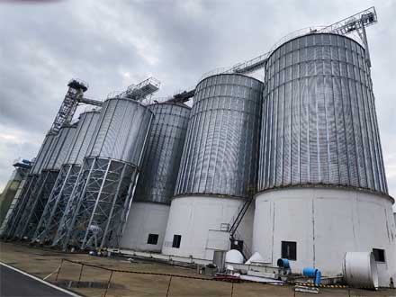 客戶定制顏色時產10噸大型水產膨化飼料生產線項目